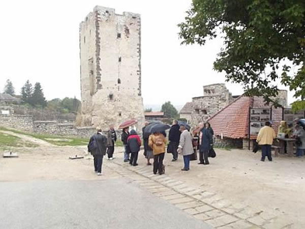 Kirándulás a királynői háromszögben: Veszprém-Nagyvázsony-Tihany – címmel kirándulást szervezett a Budapesti Székely Kör az Arany10 Kultúrházban működő Örökifjak Nyugdíjas Klub tagjai számára 2015. október 8-án. 