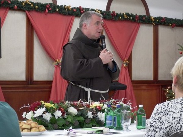 Karácsonyi ünnepség az Onkológián Böjte Csaba és Mága Zoltán részvételével